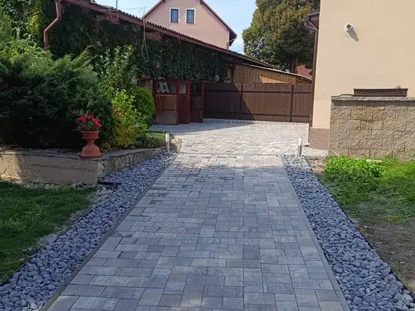 Chodník ze zámkové dlažby vedoucí zahradou k domu