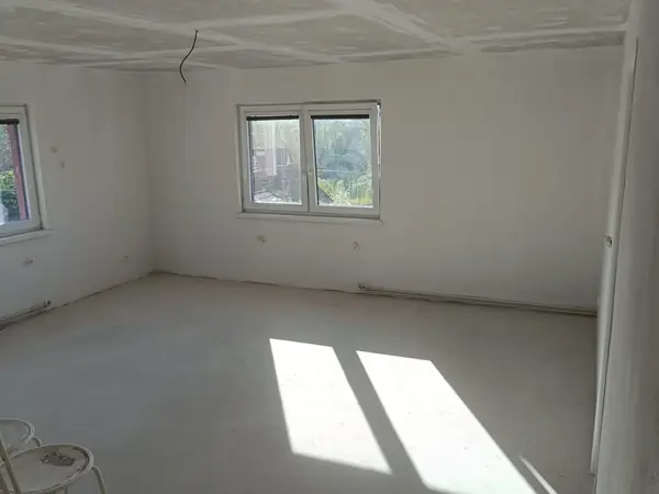 Rekonstrukce interiéru — sádrokartony, omítky a nová okna