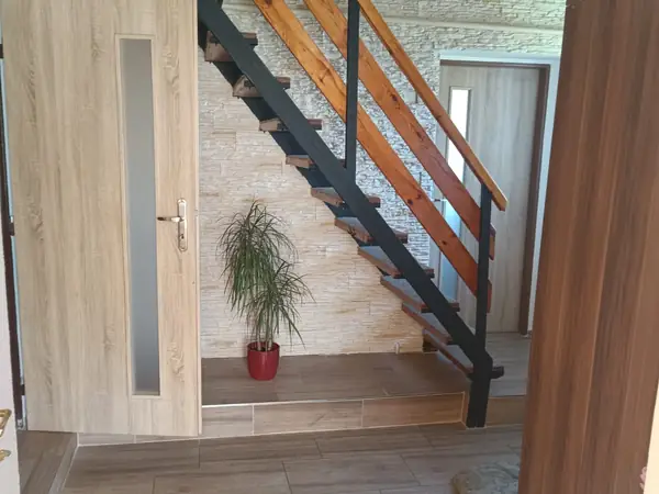 Rekonstrukce interiéru — nové schodiště a podlahy