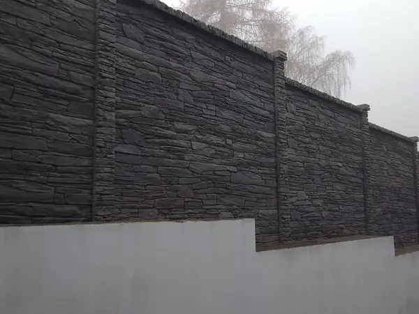 Betonový plot v dekoru štípaného kamene