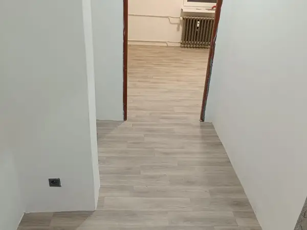 Nové podlahy a omítky v rekonstruovaném domě